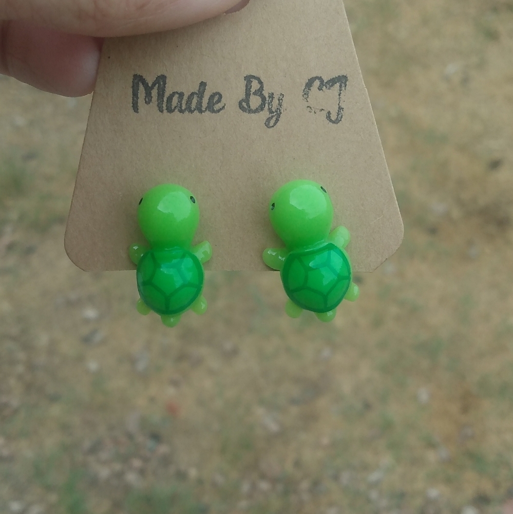 *Turtle bite stud earrings